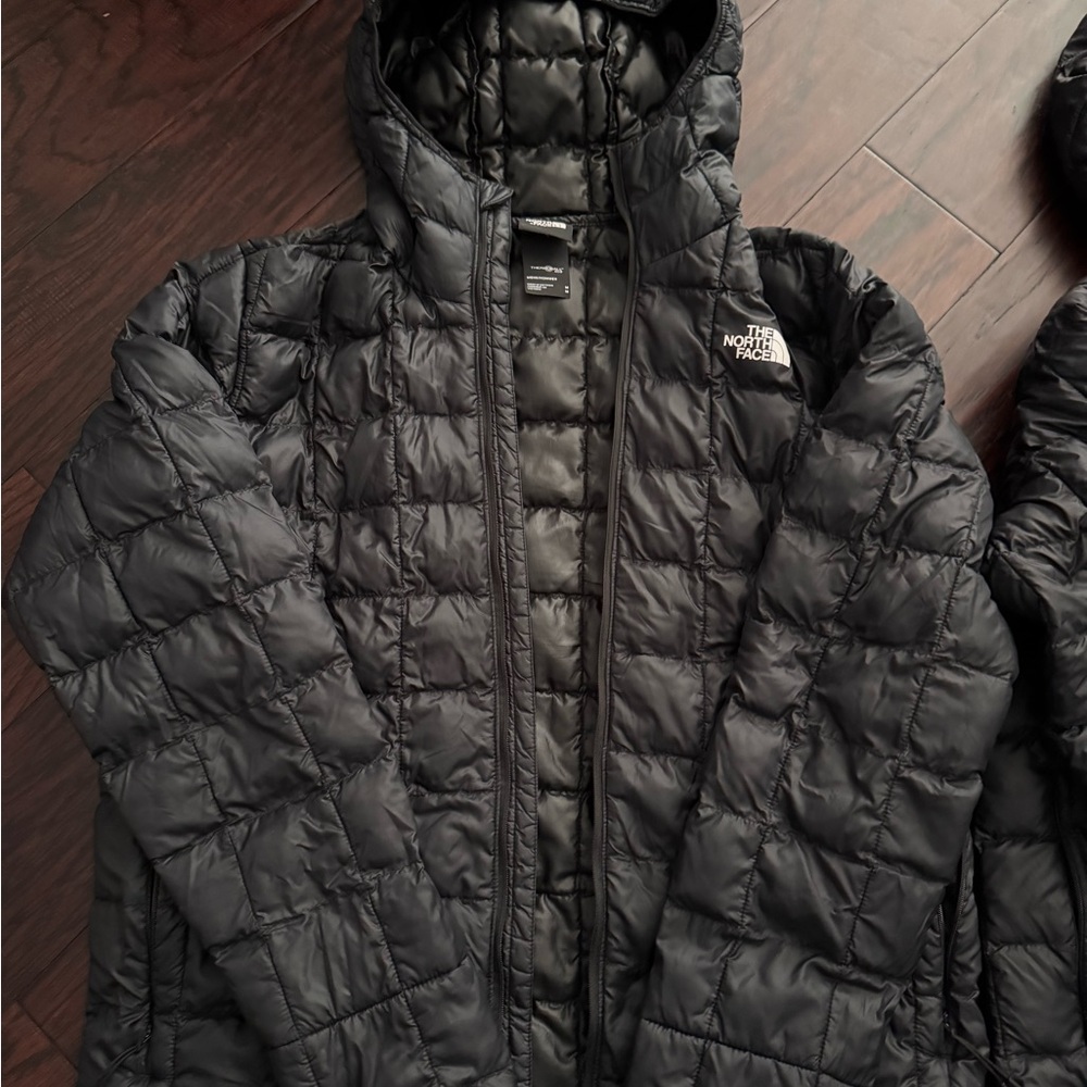 The North Face Men’s THERMOBALL Hooded Jacket Black. - Picture 3 of 5